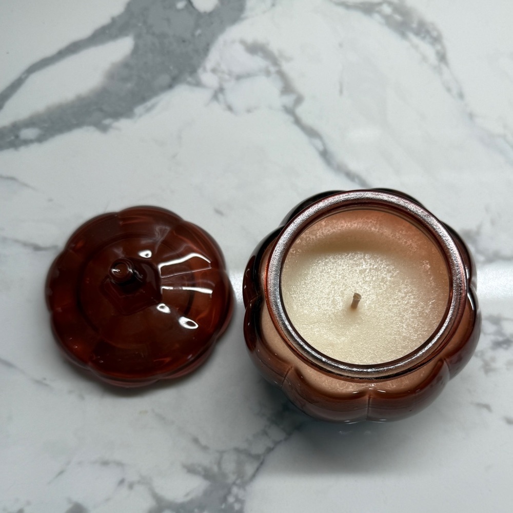 Orange acorn shaped soy wax blend candle, pumpkin spice 4 ounces - Picture 2 of 3